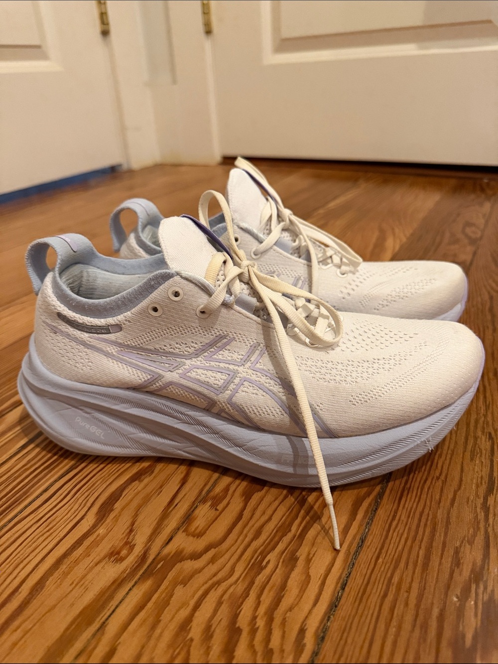 EUC 7.5 ASICS Women's Gel Nimbus 26 White/Purple